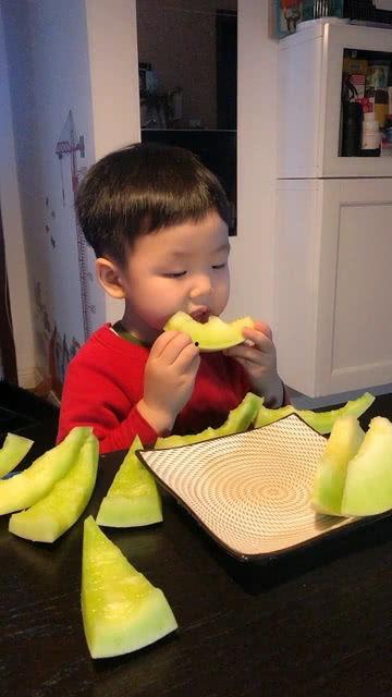 默默吃瓜图片,揭秘网络热议背后的真相