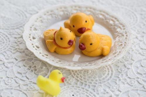 小黄鸭吃瓜衣服,时尚穿搭新潮流